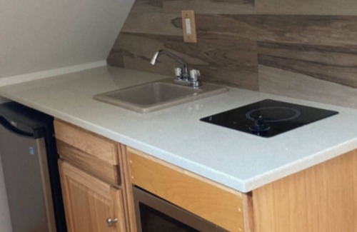 Lake Ronkonkoma Apartamento | Cozy studio in enjoyable Lake Ronkonkoma area with AC and parking provided.