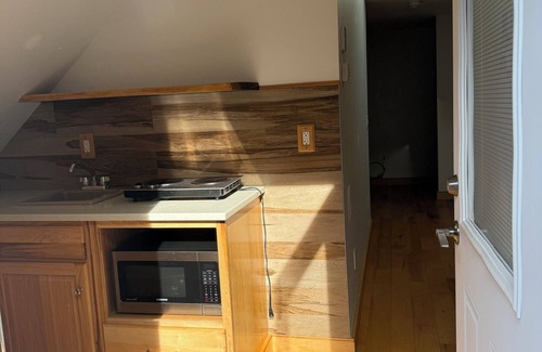 Lake Ronkonkoma Apartamento | Cozy studio in enjoyable Lake Ronkonkoma area with AC and parking provided.