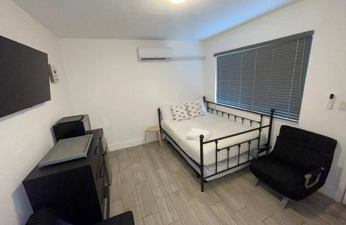 Wynwood Art District Apartamento | Cozy Studio in Wynwood with private entrance & private bathroom