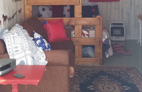 Antlers Apartamento | Cozy studio pet friendly cabin- private lake - fishing & swim - Cowgirl Cabin