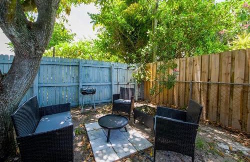 Middle River Terrace Apartamento | Cozy Studio - Private Patio, Grill & Firepit