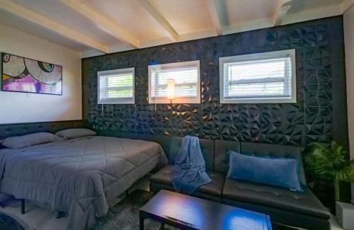 Middle River Terrace Apartamento | Cozy Studio - Private Patio, Grill & Firepit