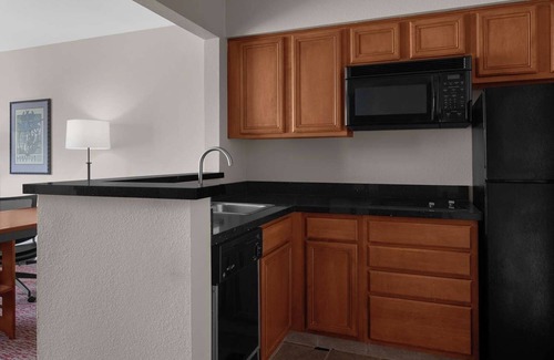 Snail Hotel | Cozy Studio Suite w/ Kitchen + Plush Bedding & Outdoor Fire Pit - Pets Welcome