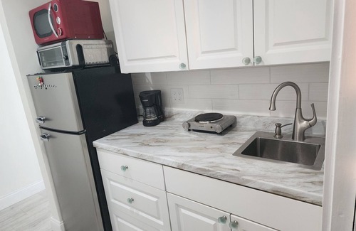 Ojus Condominio | Cozy Studio w/Bay Views, Kayak & Porch in Aventura