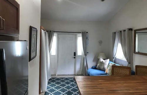 Coral Shores Apartamento | Acogedor estudio con piscina y jacuzzi cerca de la playa.