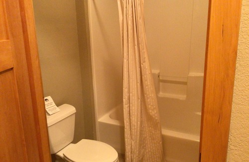 Three Lakes Apartamento | Cozy Studio w/ Queen Bed & Twin Sleeper – Northernaire Resort, Three Lakes WI