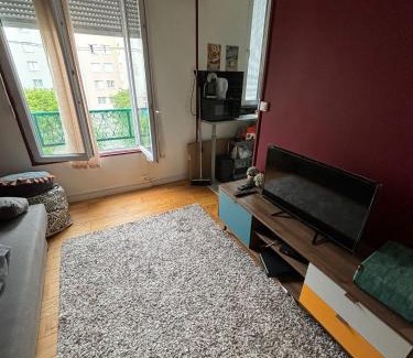 L'Ile-Saint-Denis Apartamento | Cozy Studio with in paris