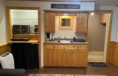 Oscoda Apartamento | Cozy studio with AC and WiFi. Central for tourist sites in Oscoda. family of 4.