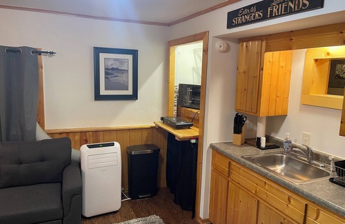 Oscoda Apartamento | Cozy studio with AC and WiFi. Central for tourist sites in Oscoda. family of 4.
