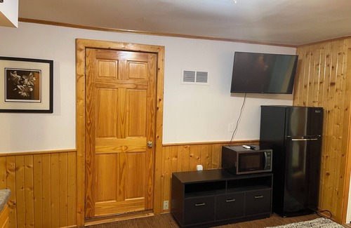 Oscoda Apartamento | Cozy studio with AC and WiFi. Central for tourist sites in Oscoda. family of 4.