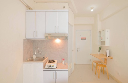 Rawasari Apartamento | Cozy Studio with Direct Access to Mall at Green Pramuka Apartment