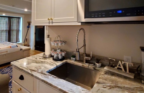 East Chop Apartamento | Cozy studio with free WiFi, private deck & kitchenette - walk to downtown