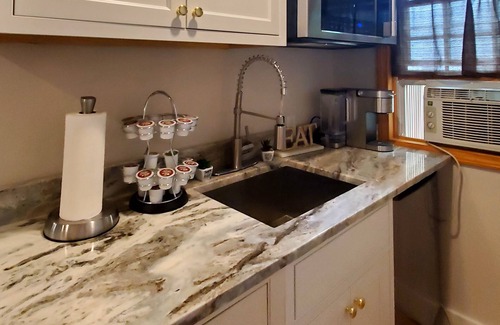 East Chop Apartamento | Cozy studio with free WiFi, private deck & kitchenette - walk to downtown