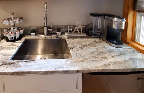 East Chop Apartamento | Cozy studio with free WiFi, private deck & kitchenette - walk to downtown