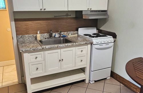 Interchange Square Apartamento | Cozy studio with office, full kitchen, bathroom close to beach Palm Bay