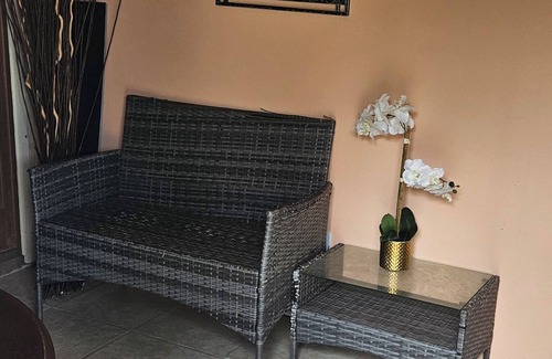 Interchange Square Apartamento | Cozy studio with office, full kitchen, bathroom close to beach Palm Bay