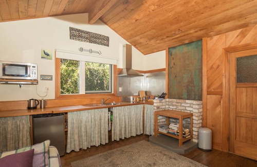 Punakaiki Cabaña | Acogedor estudio con bañera exterior.