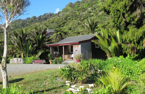 Punakaiki Cabaña | Acogedor estudio con bañera exterior.