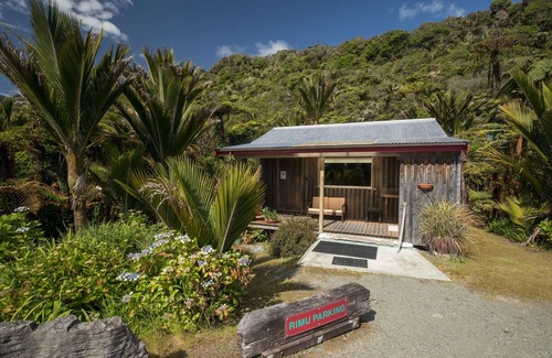 Punakaiki Cabaña | Acogedor estudio con bañera exterior.