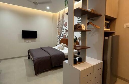 Mundhwa Apartamento | Cozy Studio with Premium Interiors-WiFi,AC,SmartTv