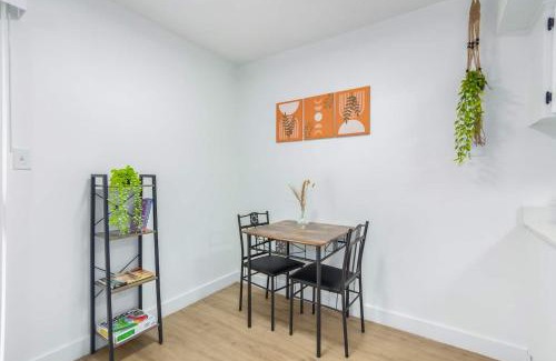 Los Olivos Apartamento | Cozy Studiopoolkingbedbalconygym