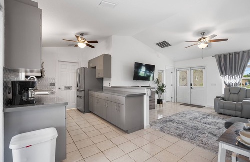 Warm Mineral Springs Casa | Cozy & Stylish 1BD Getaway steps to Warm Mineral Springs