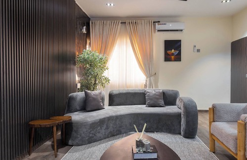 Ikeja Casa | Cozy & Stylish 2BR Bungalow with AC, WiFi & 24/7 Power & Full Kitchen in Lagos.