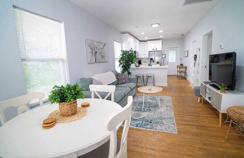 East Tampa Casa | Cozy Stylish Chic Home Ybor, DT Central Location