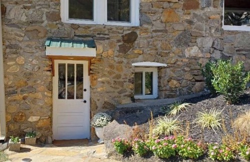 Waynesville Apartamento | Cozy, stylish, country studio minutes from downtown Waynesville.