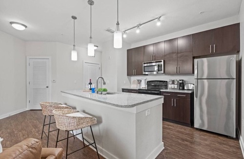 North Hyde Park Apartamento | Cozy/ Stylish Downtown APT/ Pool,gym, FREE Parking