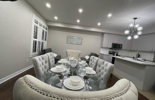 Central Erin Mills Casa | Cozy & Stylish Getaway