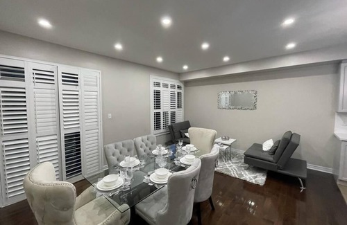 Central Erin Mills Casa | Cozy & Stylish Getaway