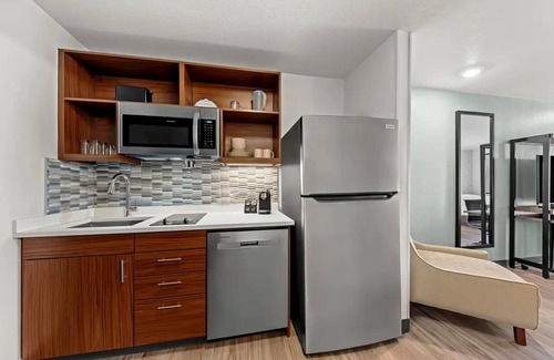 Waco Hotel | Cozy Suite w/ Kitchen Near Baylor Univ. – Great for Family Visitors