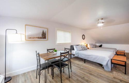 Mayfield Apartamento | Cozy Suite w Stunning Lake Views at Fife Lake Lodge
