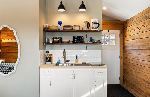 Thompson Cabina | Cozy Summer Cabin - Hot Tub, Firepit, Views, Near Trails & Lakes!