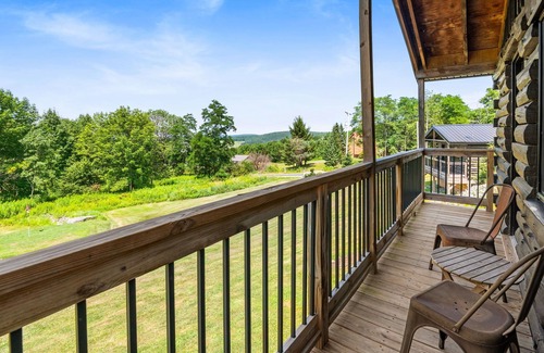 Thompson Cabina | Cozy Summer Cabin - Hot Tub, Firepit, Views, Near Trails & Lakes!