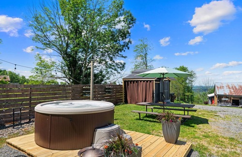 Thompson Cabina | Cozy Summer Cabin - Hot Tub, Firepit, Views, Near Trails & Lakes!