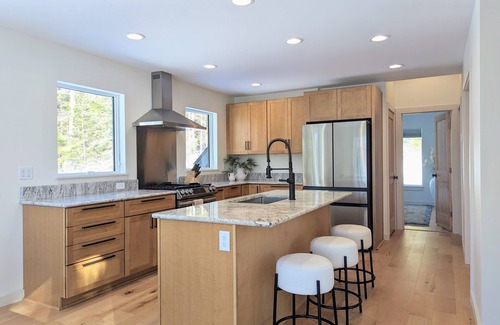 Bethel Chalet De Esquí | Cozy, sun filled mountain retreat w/45 private acres, hot tub, gym, car charger!