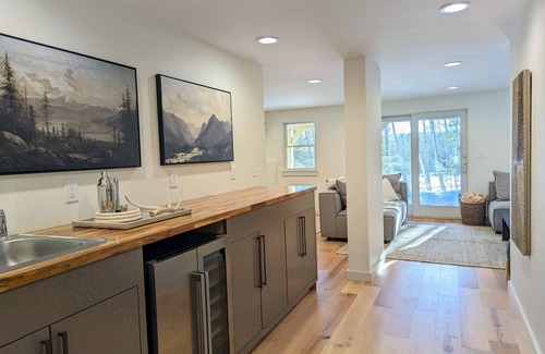 Bethel Chalet De Esquí | Cozy, sun filled mountain retreat w/45 private acres, hot tub, gym, car charger!