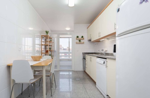 Sao Mamede de Infesta Apartamento | Cozy Sunny Flat w/ Terrace | São João