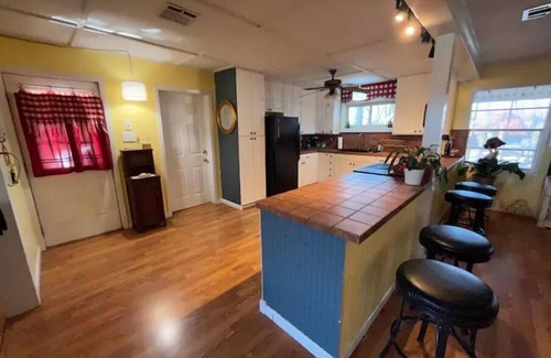 Sunset Cabaña | Cozy Sunset Cottage near Lafayette