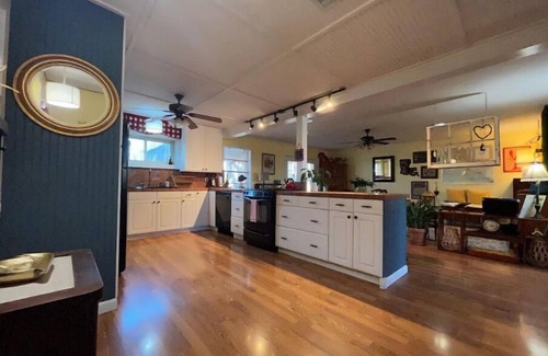 Sunset Cabaña | Cozy Sunset Cottage near Lafayette