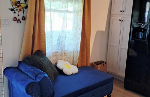 Litchfield Cabaña | Cozy Sunshine Cottage on Woodbury Pond