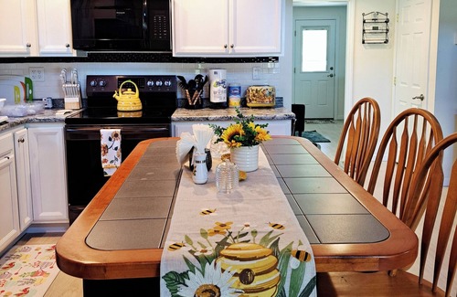 Litchfield Cabaña | Cozy Sunshine Cottage on Woodbury Pond