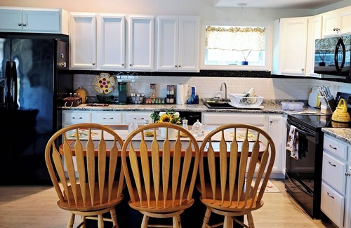 Litchfield Cabaña | Cozy Sunshine Cottage on Woodbury Pond