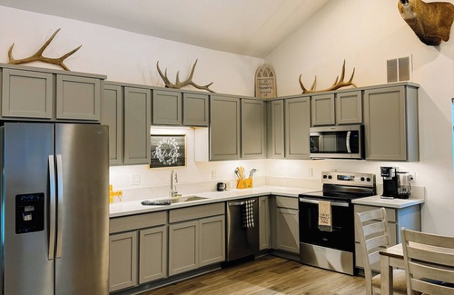 Brightwood Apartamento | Cozy Super Barn Studio with pool table, king beds. 30 minutes from ski resort.