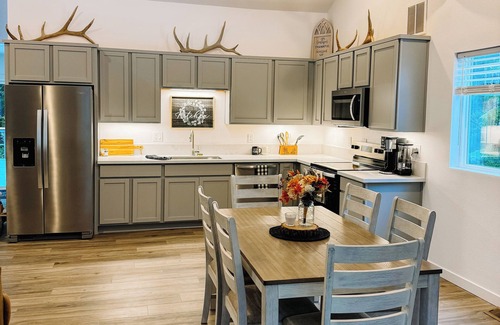 Brightwood Apartamento | Cozy Super Barn Studio with pool table, king beds. 30 minutes from ski resort.