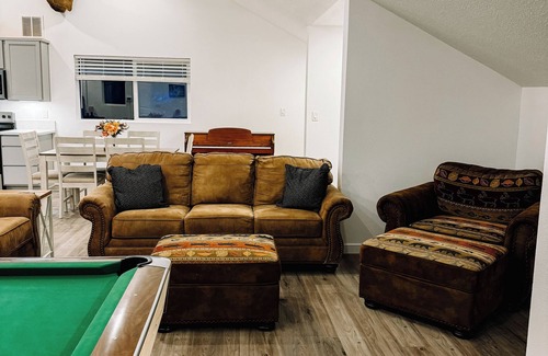 Brightwood Apartamento | Cozy Super Barn Studio with pool table, king beds. 30 minutes from ski resort.