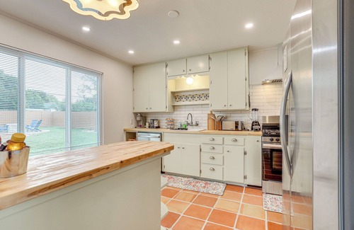 Shearer Hills - Ridgeview Casa | Yard & Furnished Patio: San Antonio Bungalow