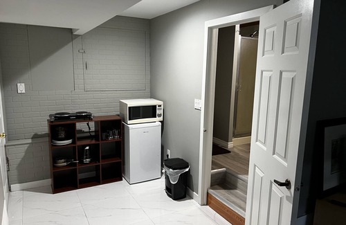 Surrey Casa | Cozy surrey queen bed suite kid & pet friendly